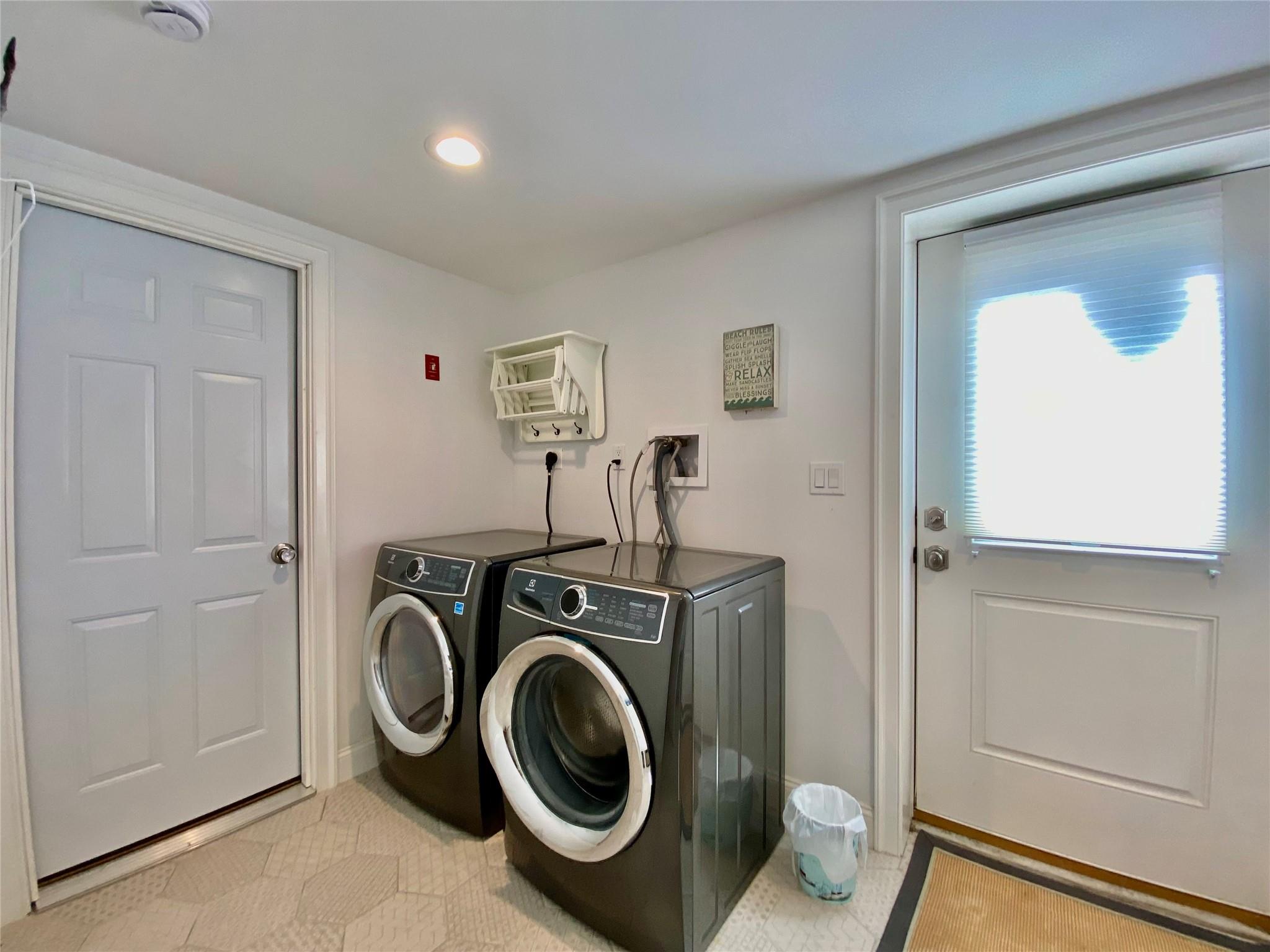 780 Minnehaha Boulevard Southold, NY 11971 - Photo 19 of 23 Clothes washing area with washer and clothes dryer