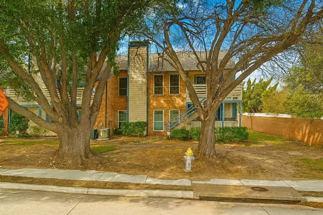 a view of a yard in front of the house