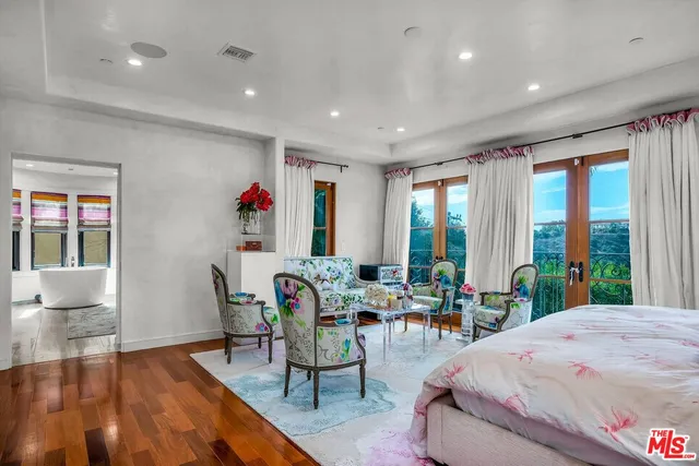 a bed room with a bed and a closet