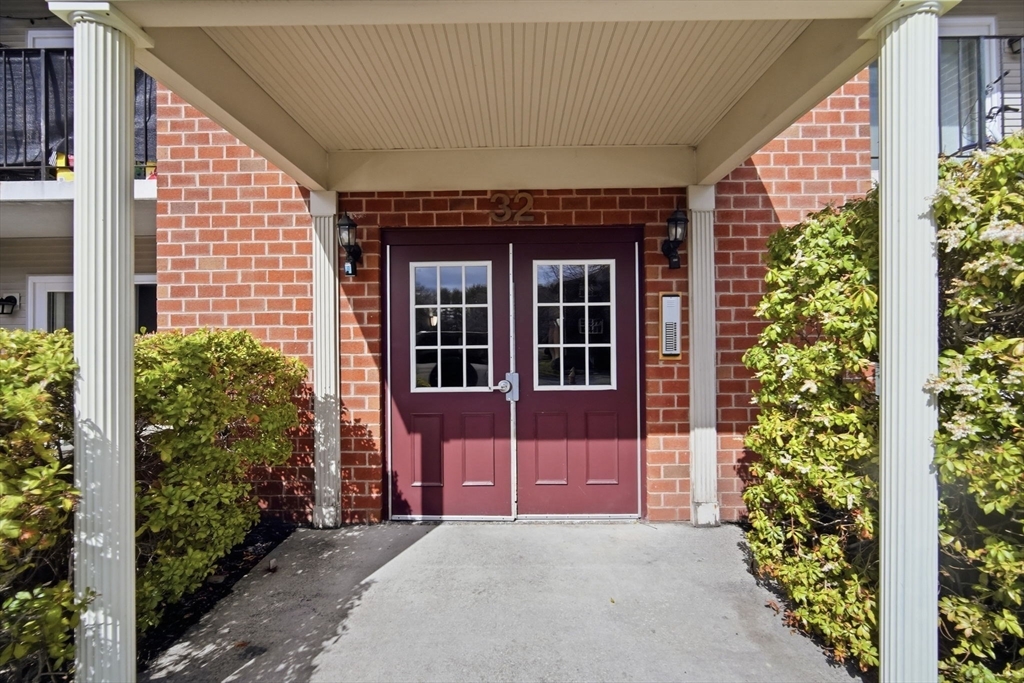 32 Maple Crest Circle, Unit G Holyoke, MA 01040 - Photo 32 of 34 front view of a house with a yard