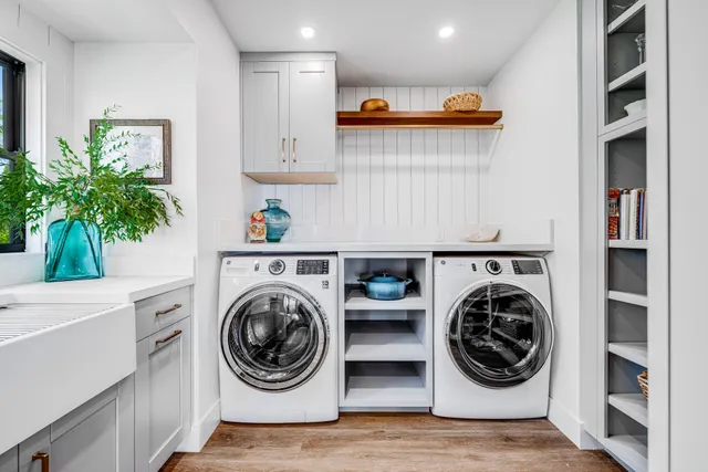 a view of a kitchen with washer and dryer