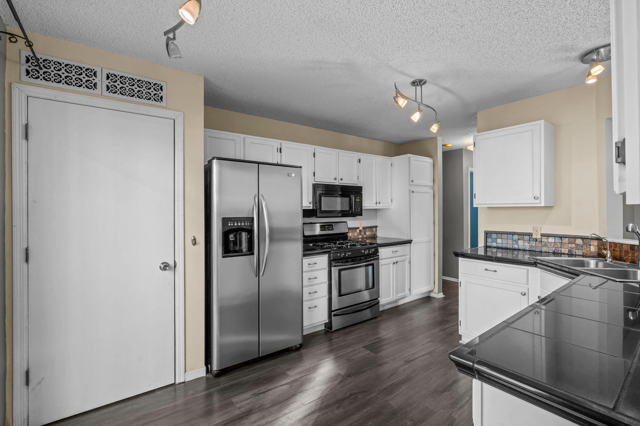 18502 Apple Tree Court Minnetonka, MN 55345 - Photo 11 of 31