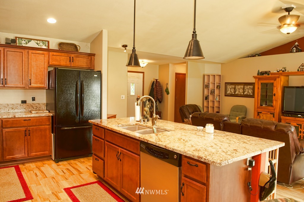 9515 185th Avenue Southwest Rochester, WA 98579 - Photo 5 of 20