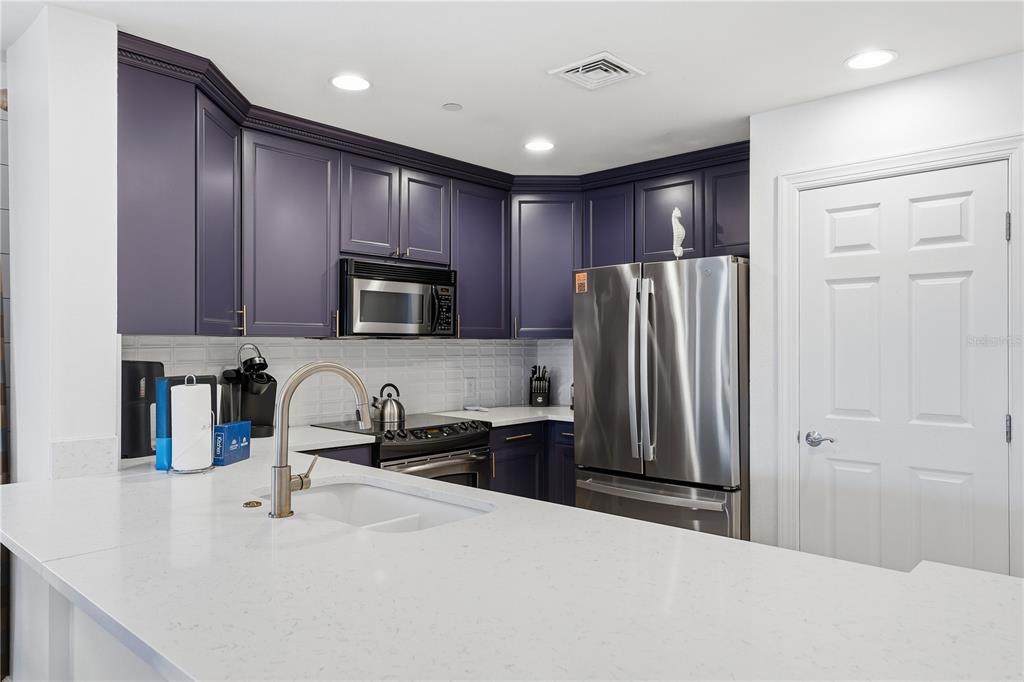 1354 Centre Ct Ridge Drive, Unit 204 Reunion, FL 34747 - Photo 6 of 46 a kitchen with granite countertop a refrigerator and a sink