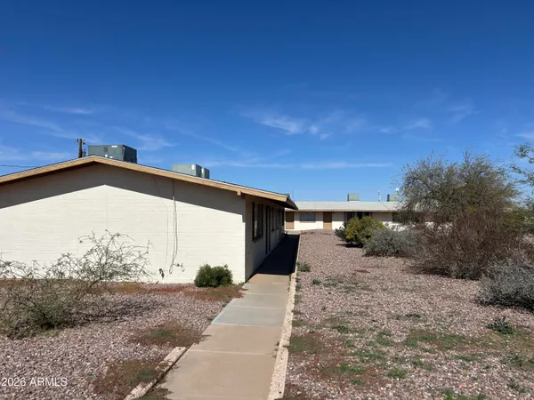 a view of a parking area