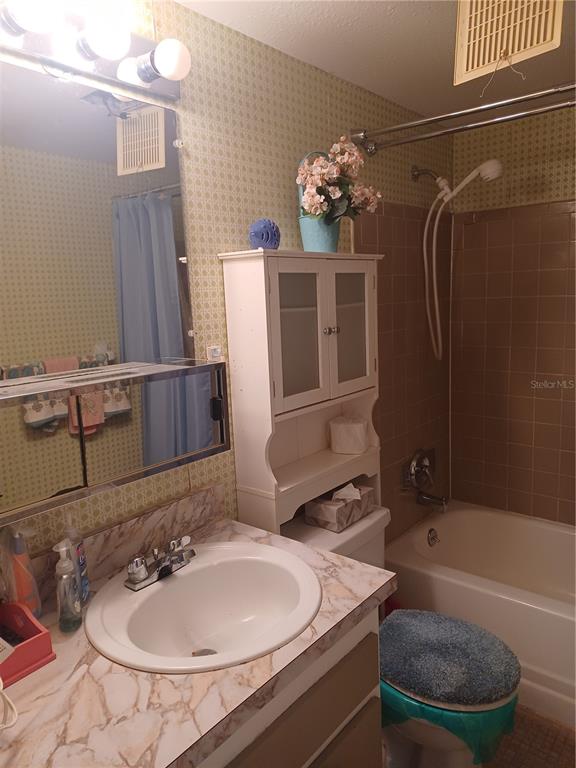 215 South McMullen Booth Road, Unit 183 Clearwater, FL 33759 - Photo 5 of 12 a bathroom with a sink a toilet and bathtub