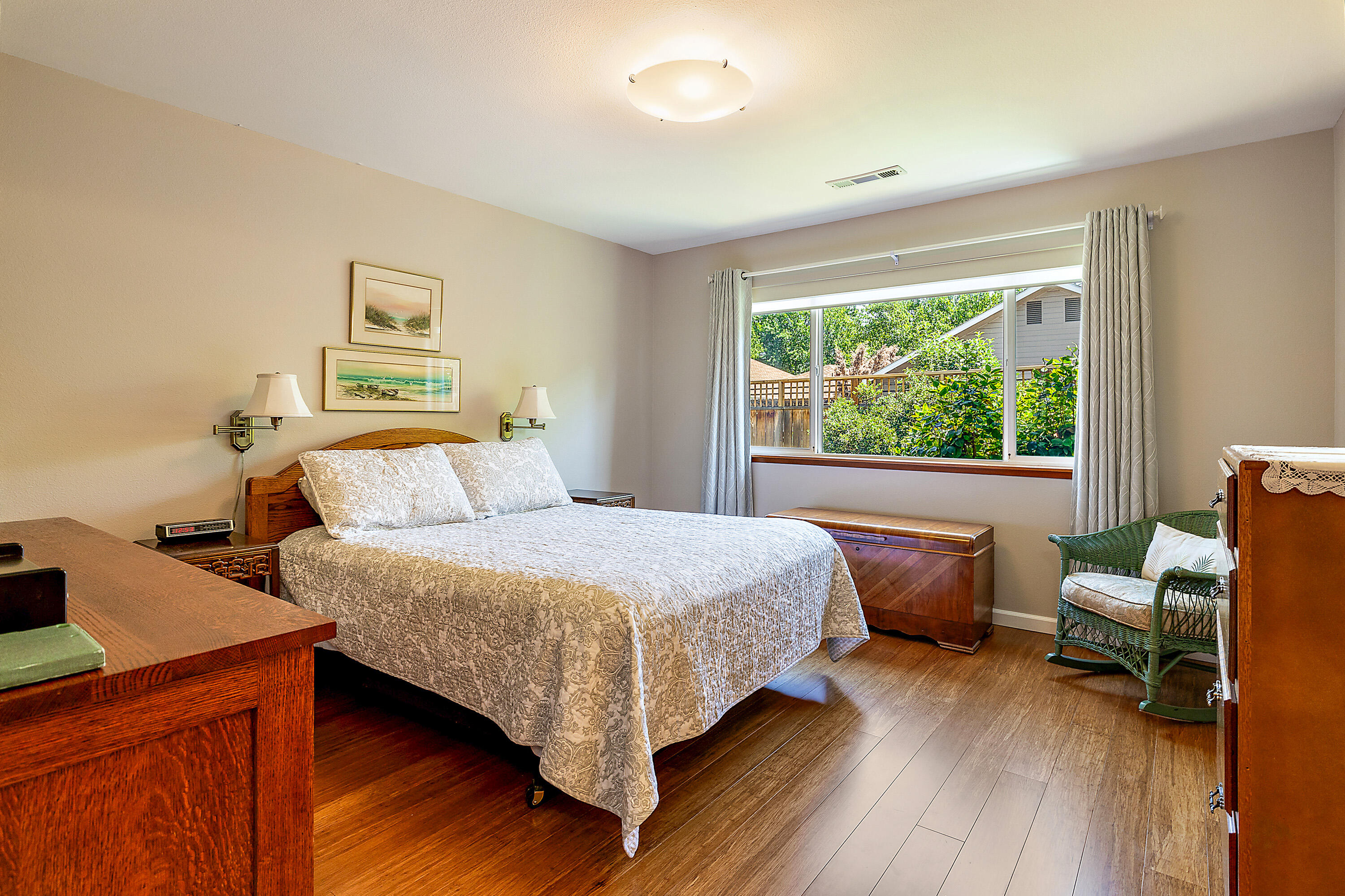 1364 Mill Pond Road Ashland, OR 97520 - Photo 28 of 38 Primary suite.