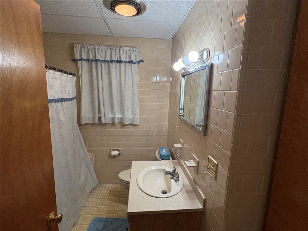 137 Rutherglen Avenue Providence, RI 02907 - Photo 13 of 37 Unit 1 bathroom.