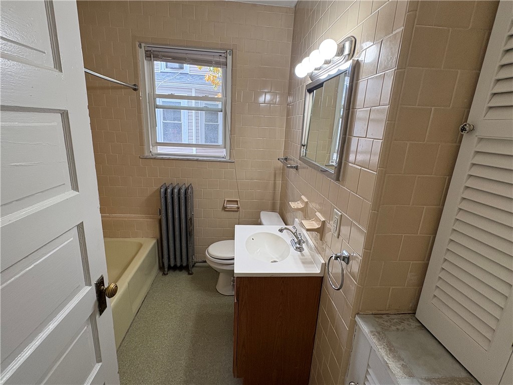 137 Rutherglen Avenue Providence, RI 02907 - Photo 24 of 37 Unit 2 Bathroom