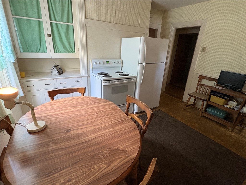 137 Rutherglen Avenue Providence, RI 02907 - Photo 7 of 37 Eat in kitchen.