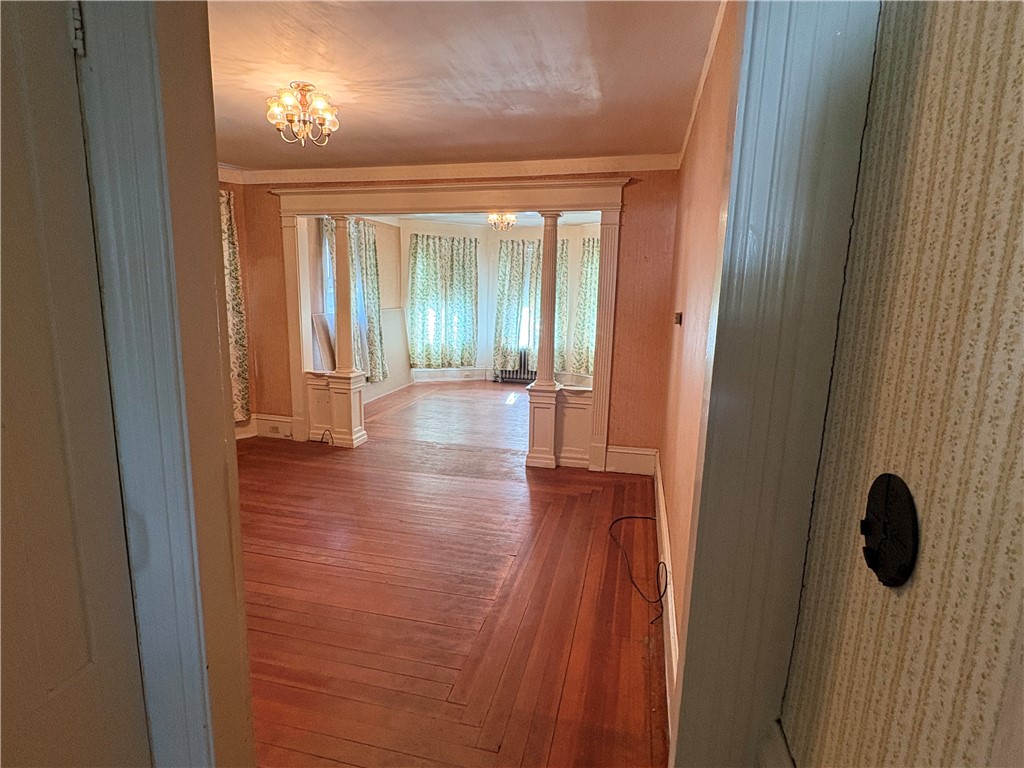 137 Rutherglen Avenue Providence, RI 02907 - Photo 8 of 37