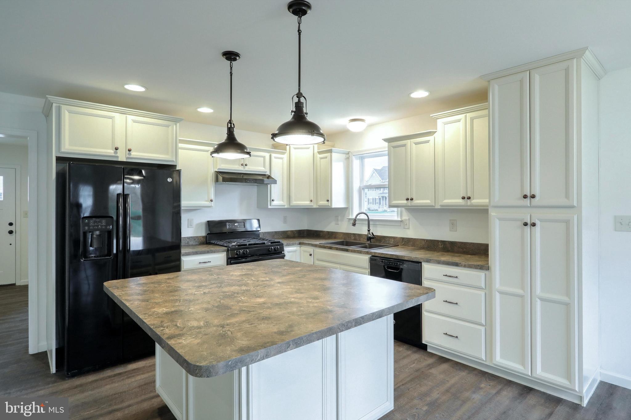 703 Duquesne Road York, PA 17402 - Photo 3 of 36 Gallery Image 3