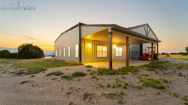 a view of a house with backyard and porch
