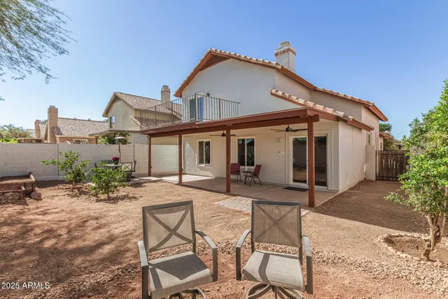 a view of a house with backyard