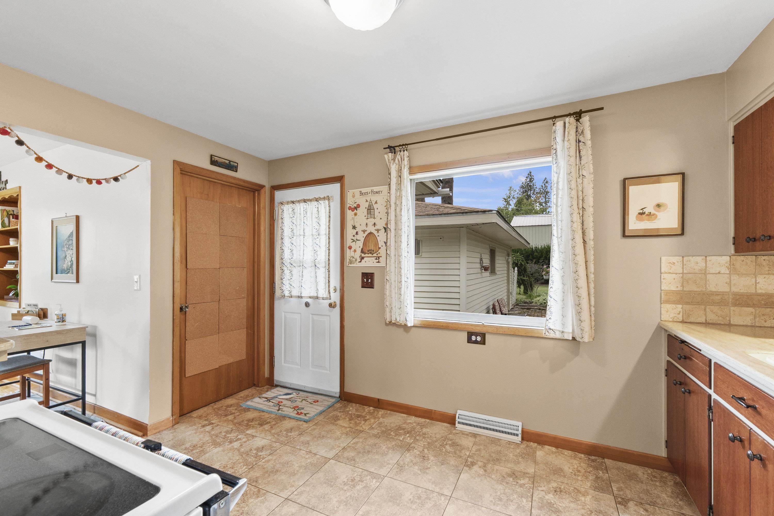 13220 East Saltese Road Spokane Valley, WA 99216 - Photo 14 of 46