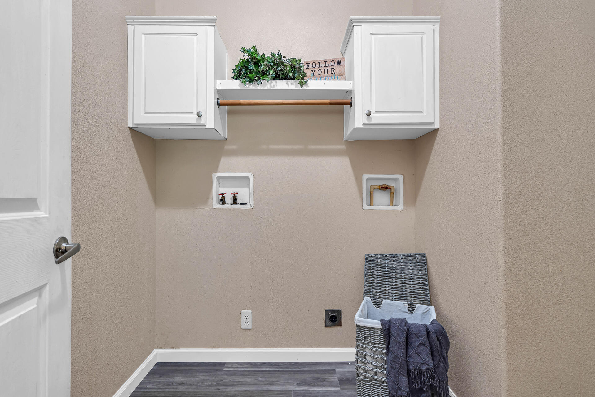 22150 Ravine Court Redding, CA 96003 - Photo 29 of 37 a view of table and chair