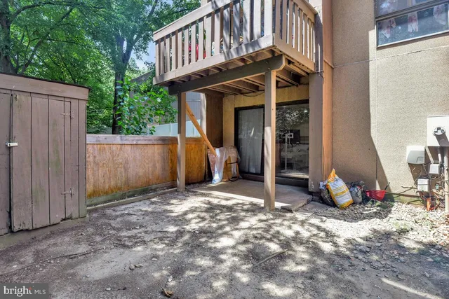 a view of a house with backyard