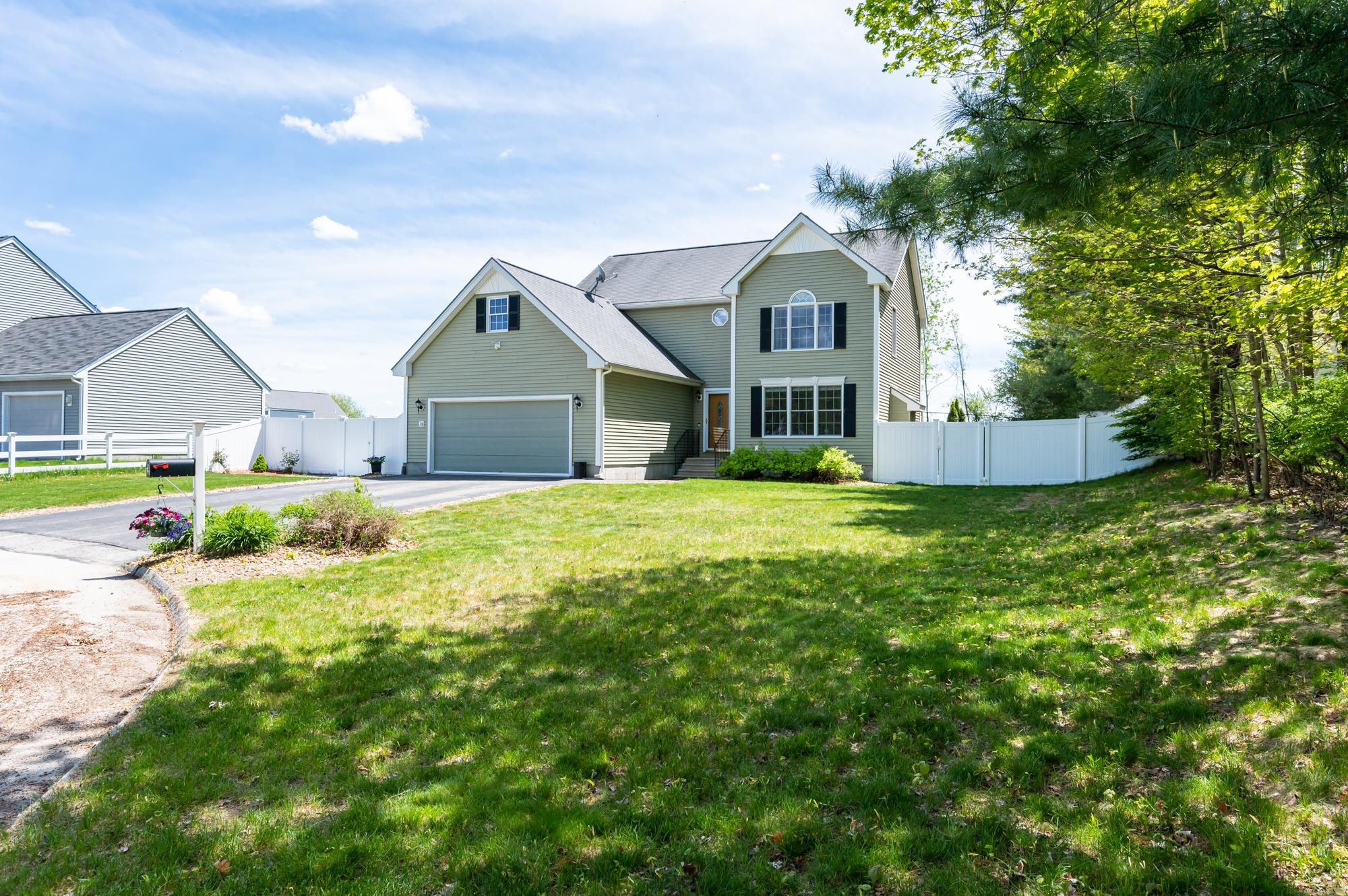 28 Normandy Way Nashua, NH 03063 - Photo 2 of 40