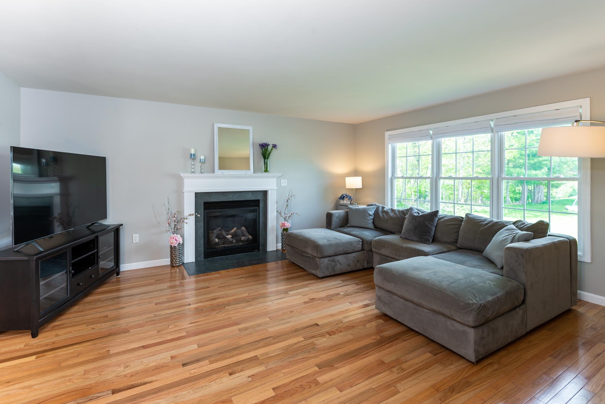 28 Normandy Way Nashua, NH 03063 - Photo 4 of 40