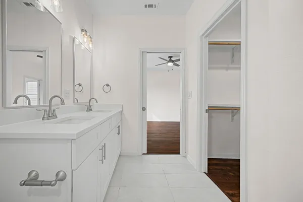 $1,900 | 803 4th Street, Lockhart, TX 78644