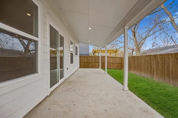 $1,900 | 803 4th Street, Lockhart, TX 78644