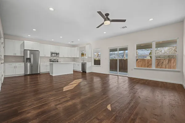 $1,900 | 803 4th Street, Lockhart, TX 78644