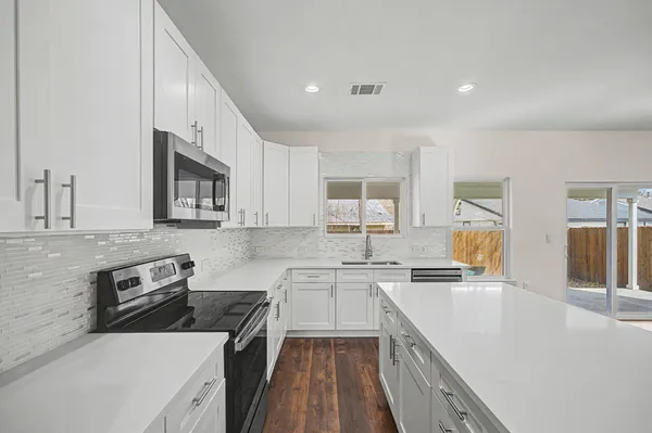 $1,900 | 803 4th Street, Lockhart, TX 78644