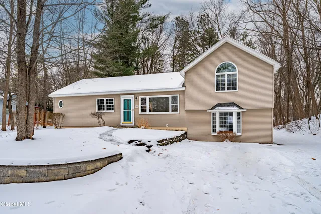 $439,000 | 5955 Curry Rd Extension, Guilderland, NY 12303