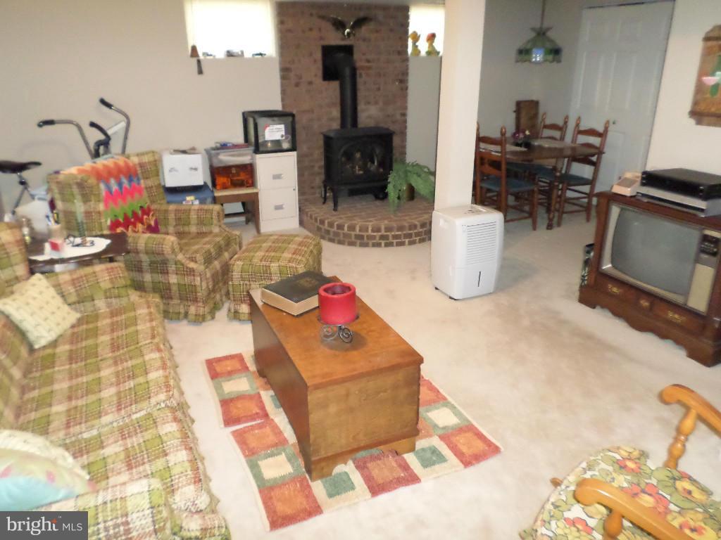 845 Arnold Road Westminster, MD 21157 - Photo 16 of 25 Family Room