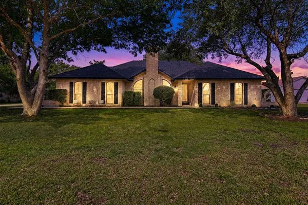 $379,000 | 117 Lassetter Drive, Red Oak, TX 75154