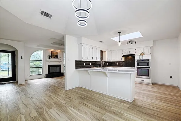 $379,000 | 117 Lassetter Drive, Red Oak, TX 75154