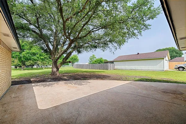 $379,000 | 117 Lassetter Drive, Red Oak, TX 75154