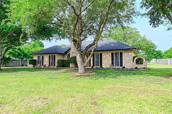 $379,000 | 117 Lassetter Drive, Red Oak, TX 75154