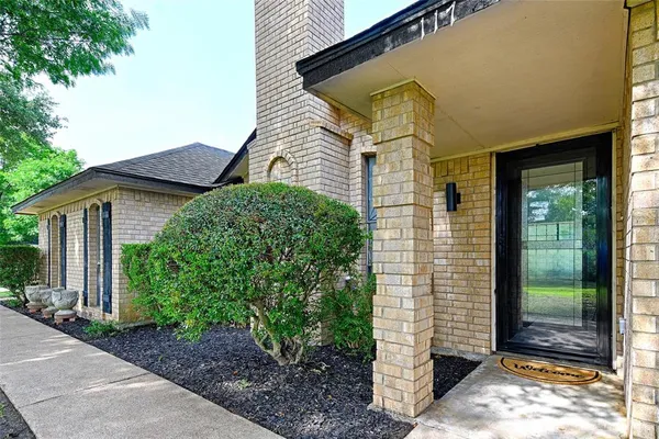 $379,000 | 117 Lassetter Drive, Red Oak, TX 75154