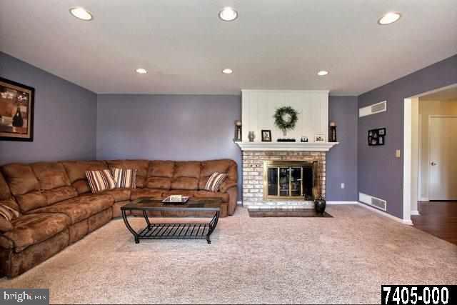 2445 Sutton Road York, PA 17403 - Photo 5 of 36