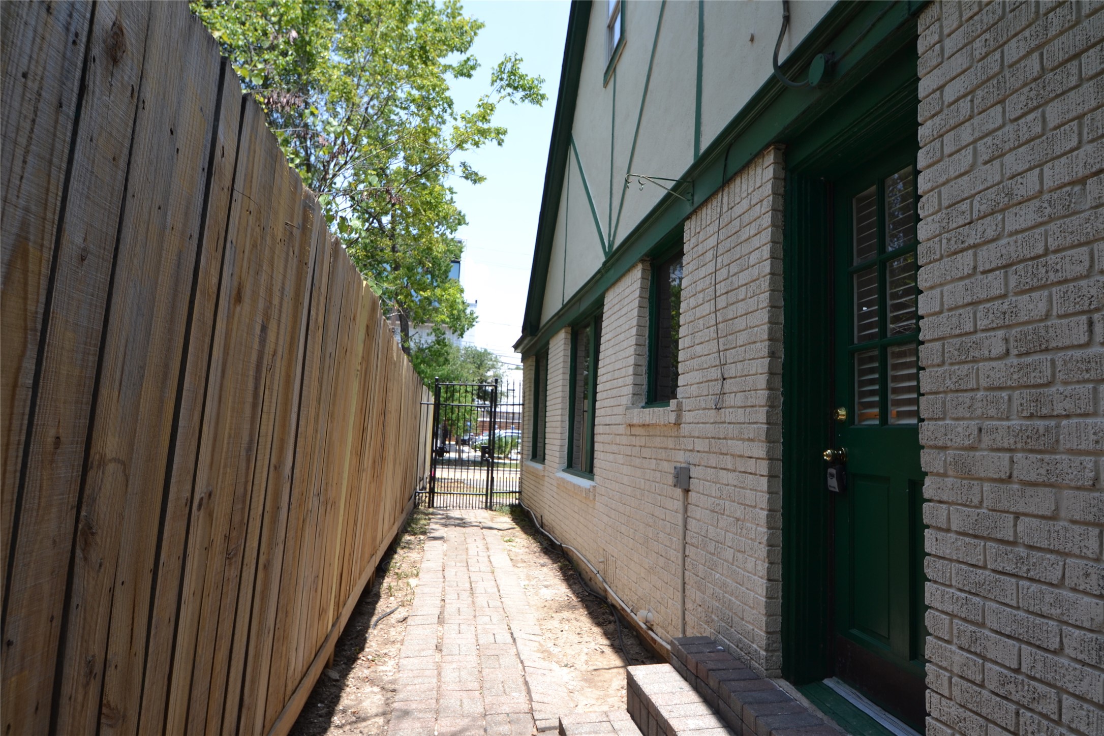 2135 Bissonnet Street Houston, TX 77005 - Photo 42 of 49 SIDE YARD ,FULLY FENCED.