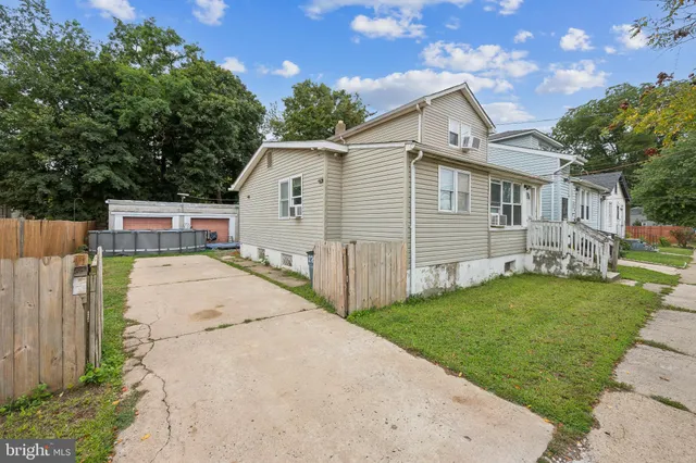 a view of a back yard of the house