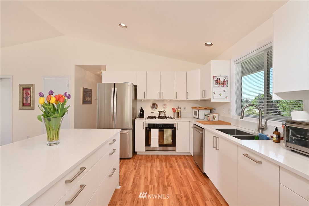 12218 Northeast 169th Street Bothell, WA 98011 - Photo 12 of 40 Gallery Image 12