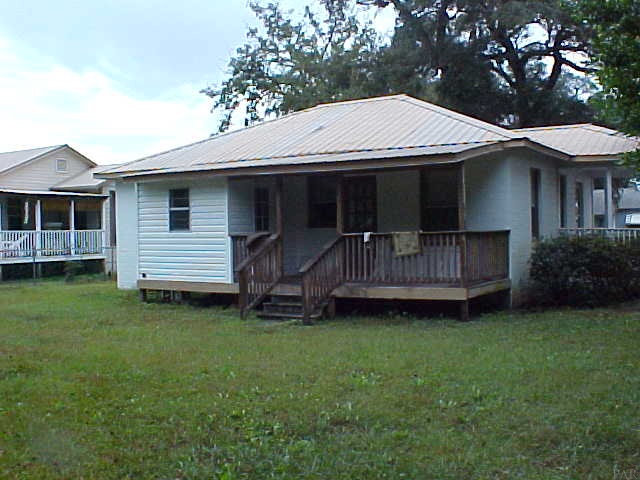 5232 Nimitz Road Milton, FL 32583 - Photo 3 of 8 Covered Porch and laundry room