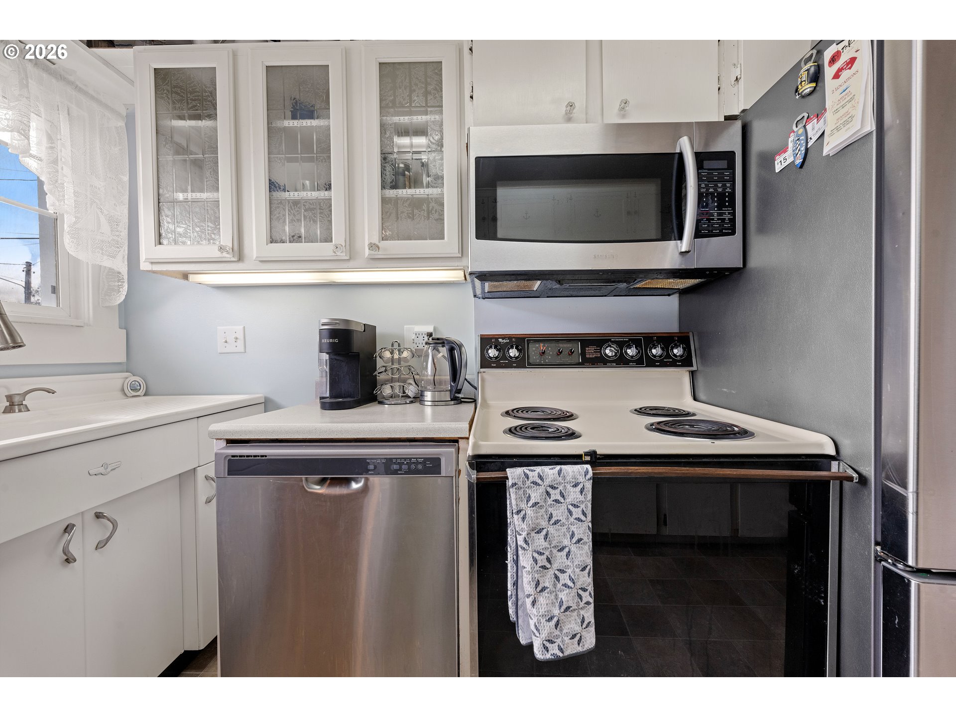 416 South Downing Street Seaside, OR 97138 - Photo 31 of 48 a kitchen with a stove and a microwave