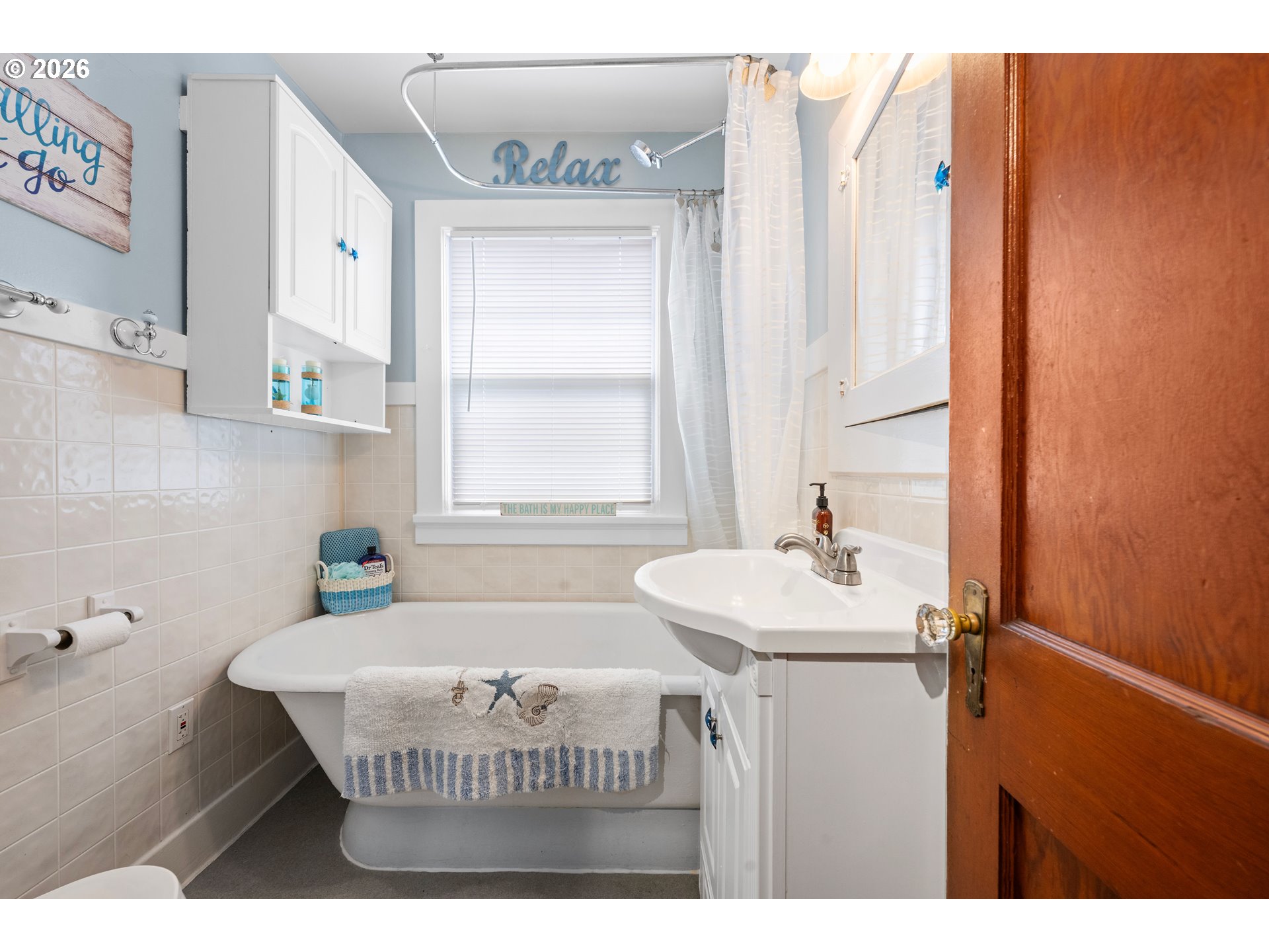 416 South Downing Street Seaside, OR 97138 - Photo 35 of 48 a bathroom with a sink a mirror and a bathtub