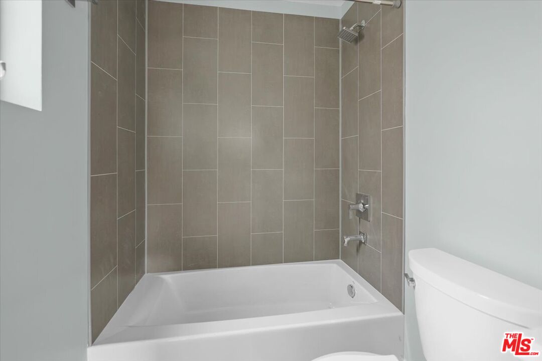 1317 Punta Gorda Street, Unit 11 Santa Barbara, CA 93103 - Photo 25 of 70 a bathroom with a bathtub