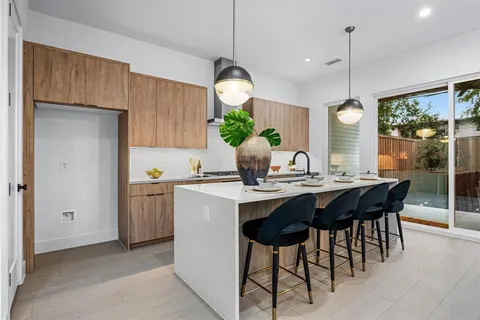 $589,900 | 812 West 10th Street, Dallas, TX 75208