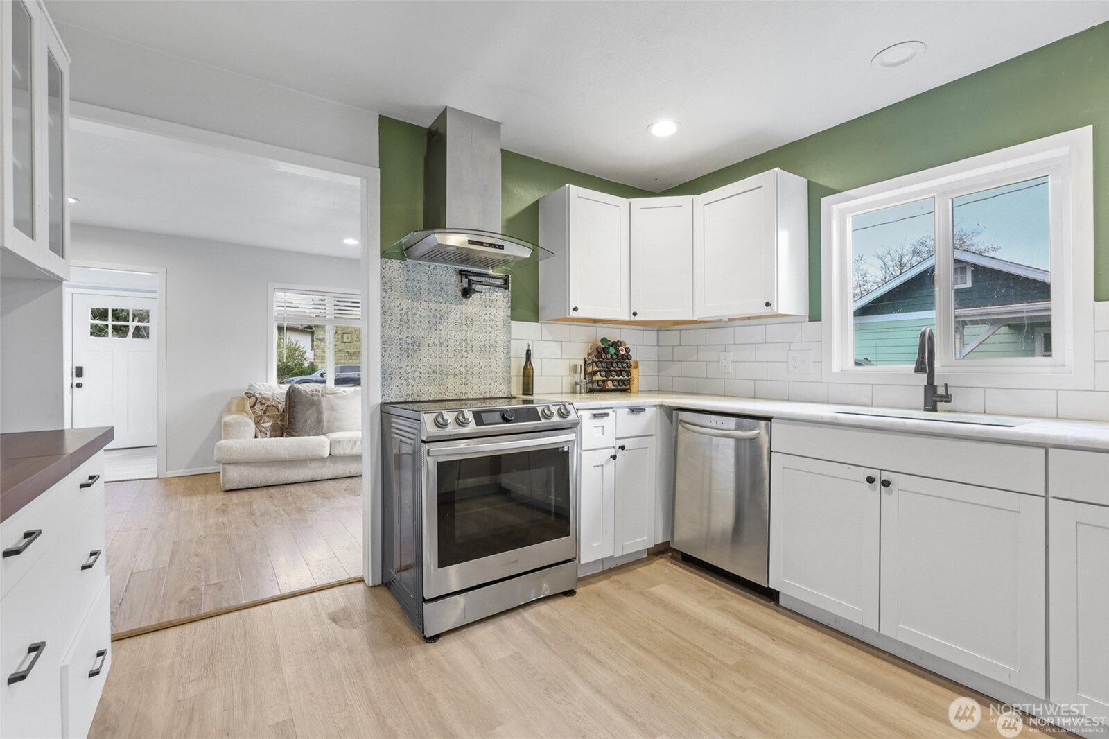 325 East Perry Street Aberdeen, WA 98520 - Photo 11 of 27 a kitchen with cabinets a sink and appliances