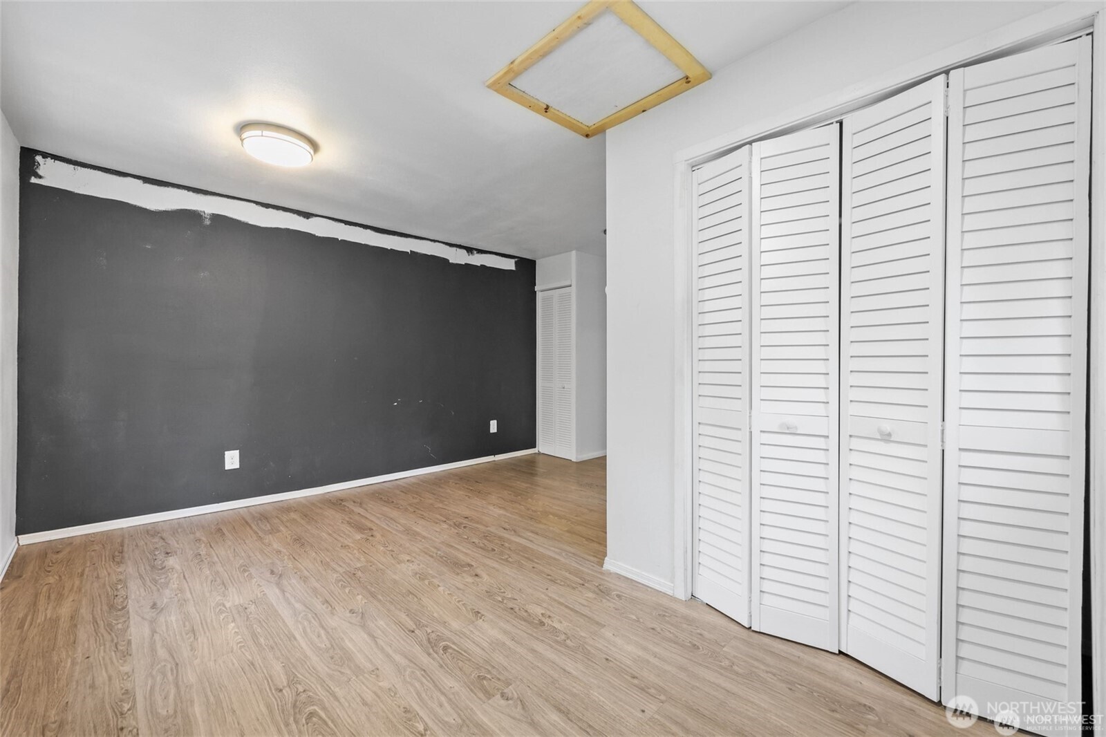 325 East Perry Street Aberdeen, WA 98520 - Photo 15 of 27 an empty room with wooden floor and windows