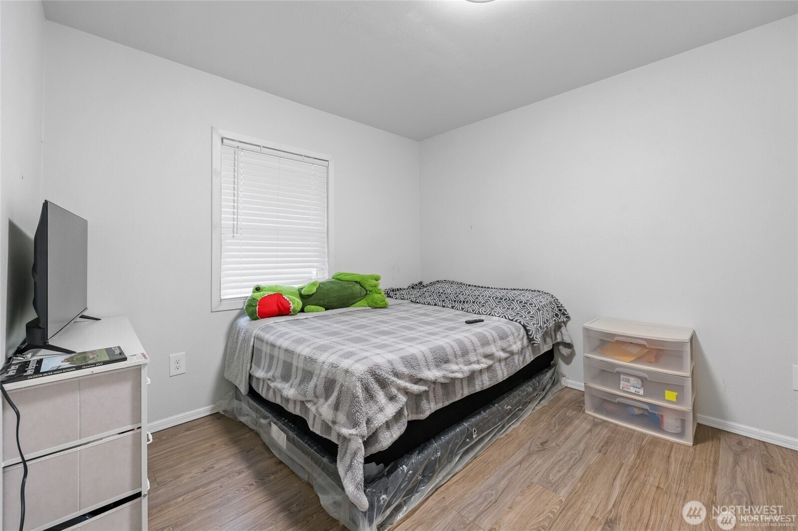 325 East Perry Street Aberdeen, WA 98520 - Photo 19 of 27 a bedroom with a bed and a flat tv screen on the dresser