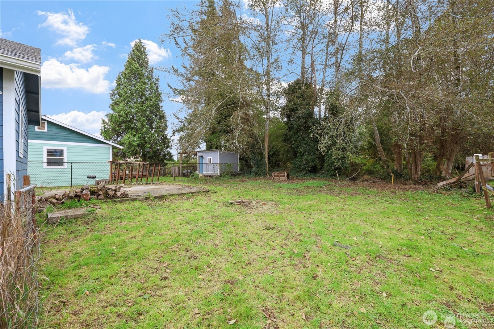 325 East Perry Street Aberdeen, WA 98520 - Photo 5 of 27 a backyard of a house with table and chairs