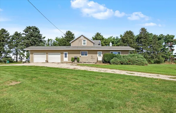 $305,000 | 27256 North 2850 East Road, Chenoa, IL 61726