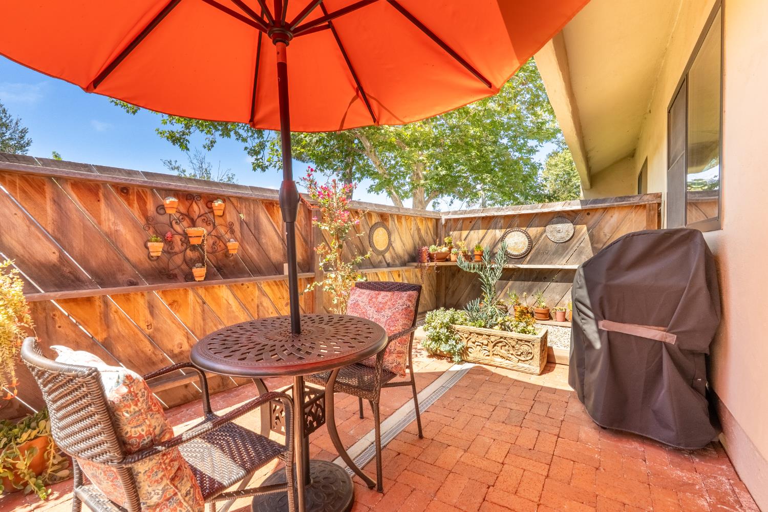 211 North Carrillo Road, Unit E Ojai, CA 93023 - Photo 14 of 28 Fenced sunlit patio.