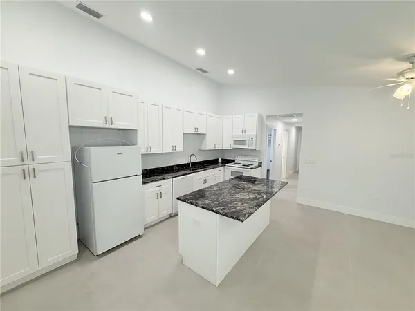 $1,900 | 1013 3rd Street West, Bradenton, FL 34205